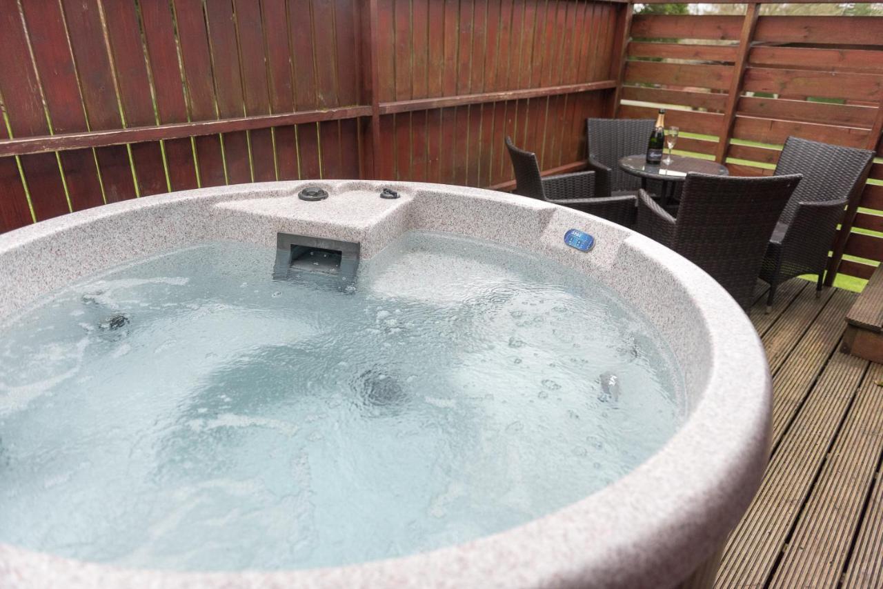 Minnigaff Conifer Lodge 25 With Hot Tub Newton Stewart מראה חיצוני תמונה